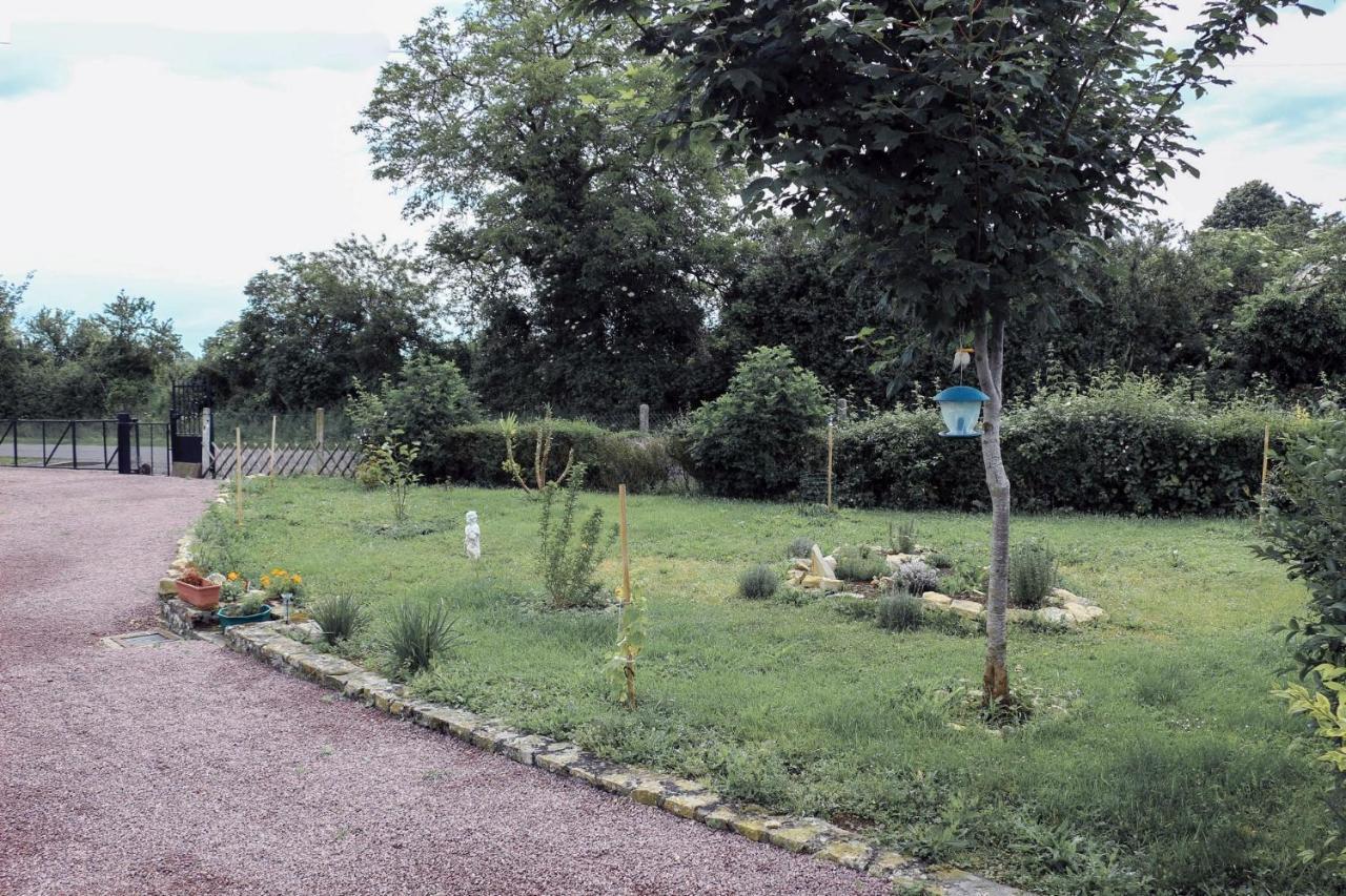 Le Pre De Luceau Bed & Breakfast Blet Bagian luar foto